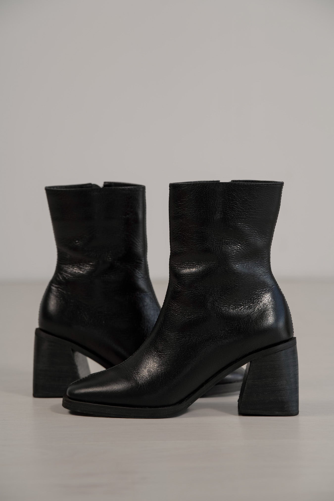 Botín Alegría Negro con Estilo Clásico Italiano