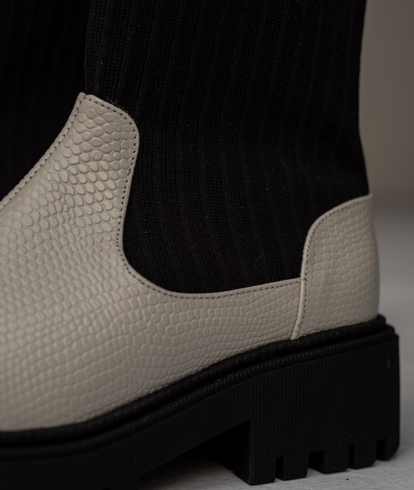 Botín Roma blanco y negro – Cuero genuino con estilo urbano