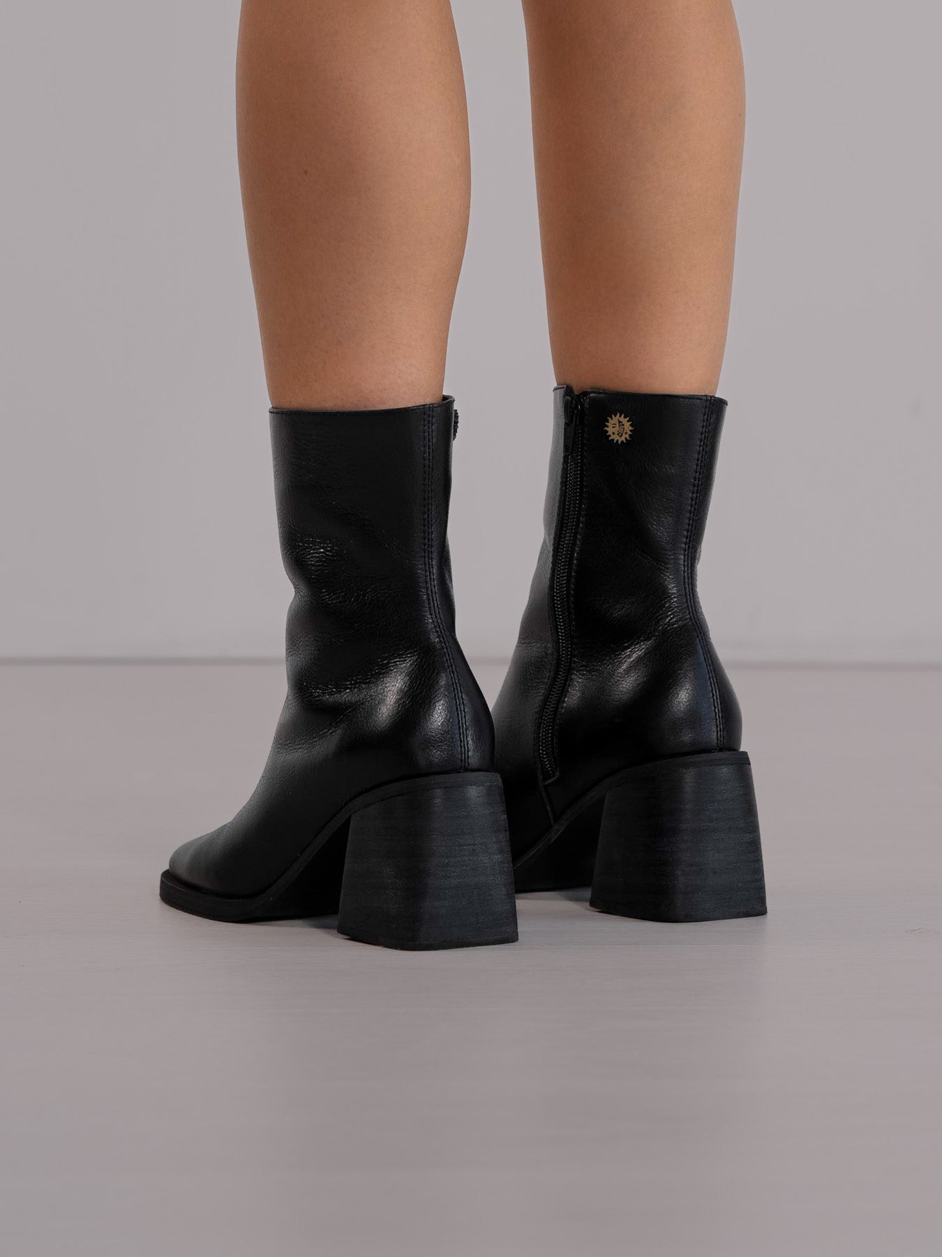 Botín Alegría Negro con Estilo Clásico Italiano