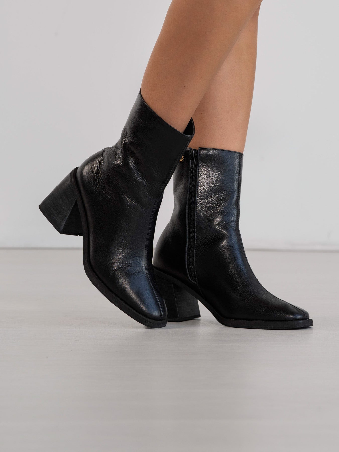 Botín Alegría Negro con Estilo Clásico Italiano