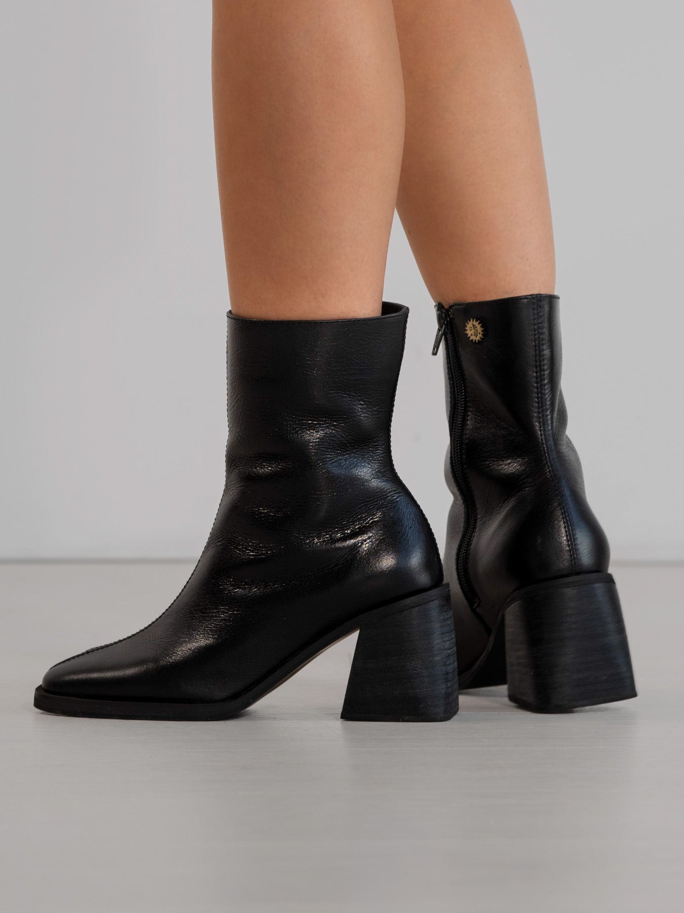 Botín Alegría Negro con Estilo Clásico Italiano